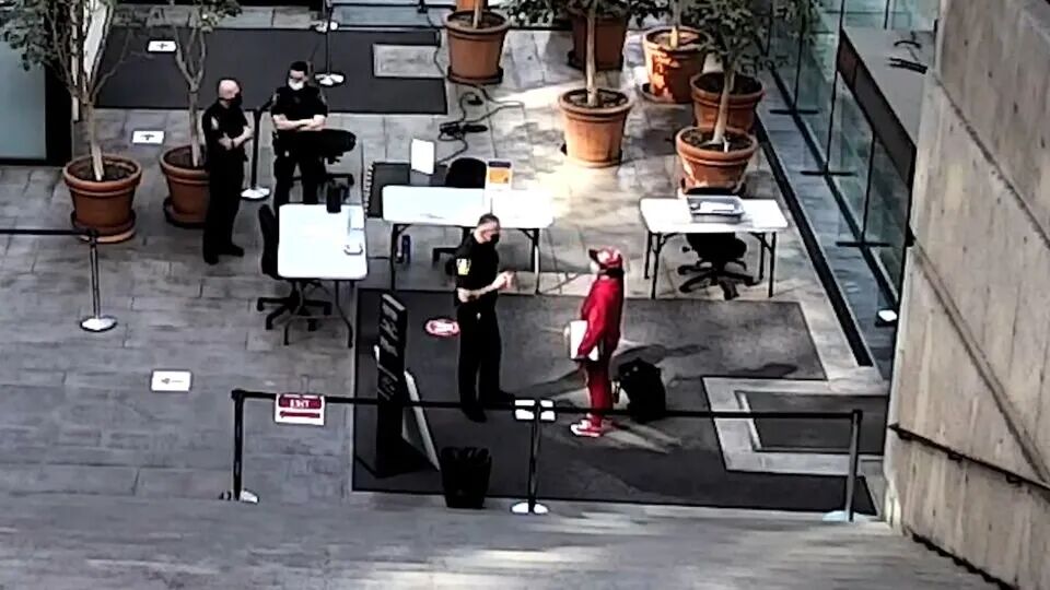 发疯文学换12年牢！华人大妈法庭操刀，狂捅同胞，仅因网络互撕数年（组图） - 10