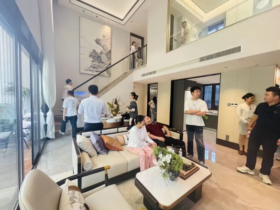 复式样板间客厅与楼梯
