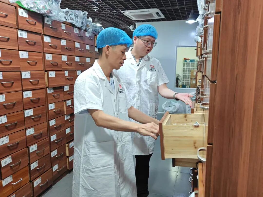 李鹏威（右）实地了解智慧中药房管理情况