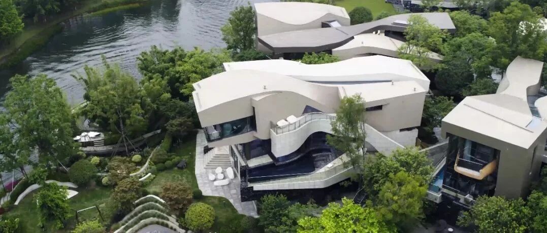 成都1.5亿豪宅火了！一套厨具100万，在家门口开游艇，这是什么神仙生活？