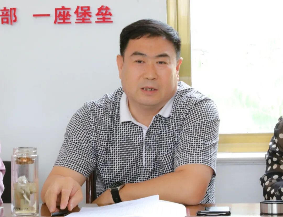 在安国市祁州路街道办桥北社区,市院党组成员,政治部主任孟国平实地