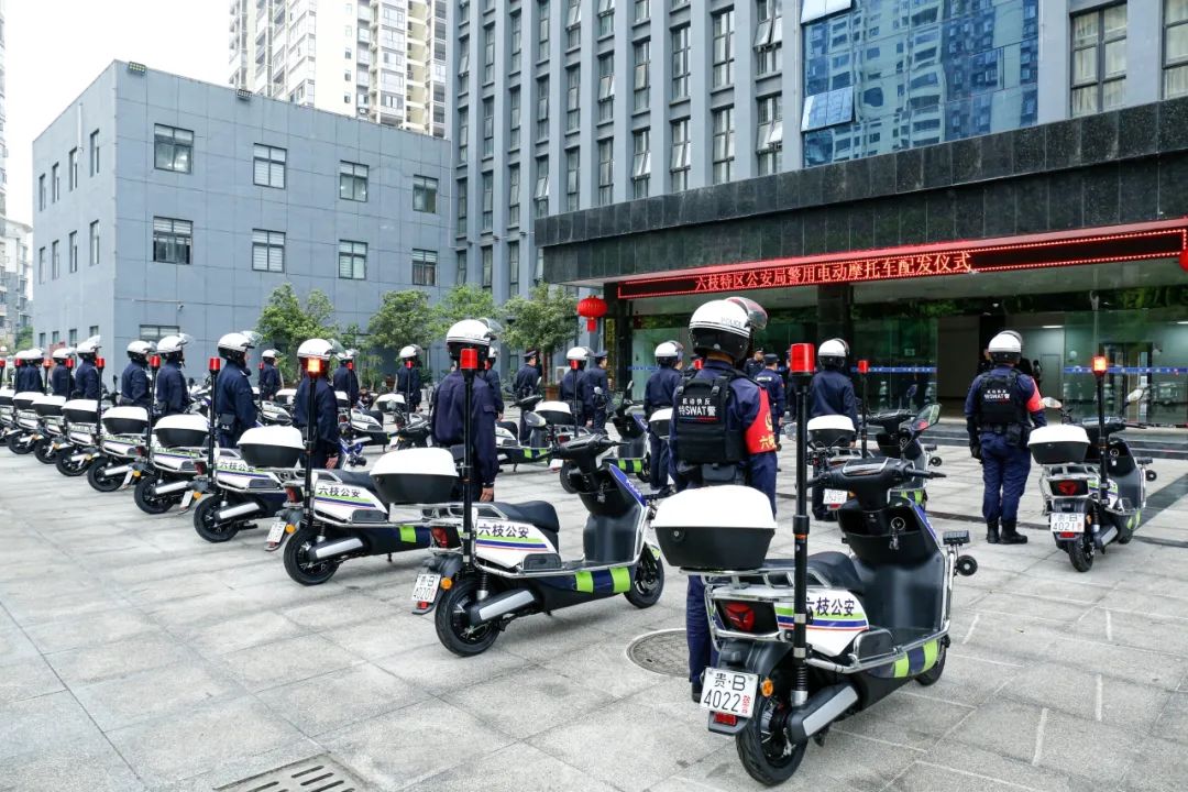警灯闪烁保驾护航六枝公安举行警用电动摩托车配发仪式