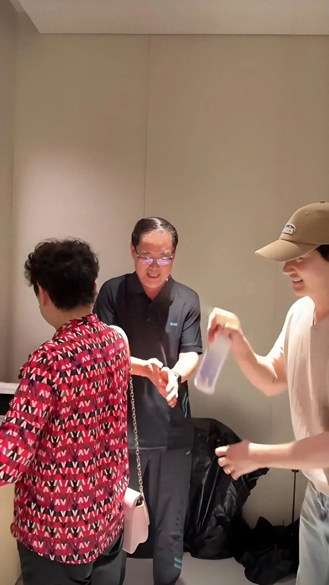 张檬让父母消毒后抱孩子,女星张檬：让父母消毒后再抱外孙遭非议，她做错了吗？