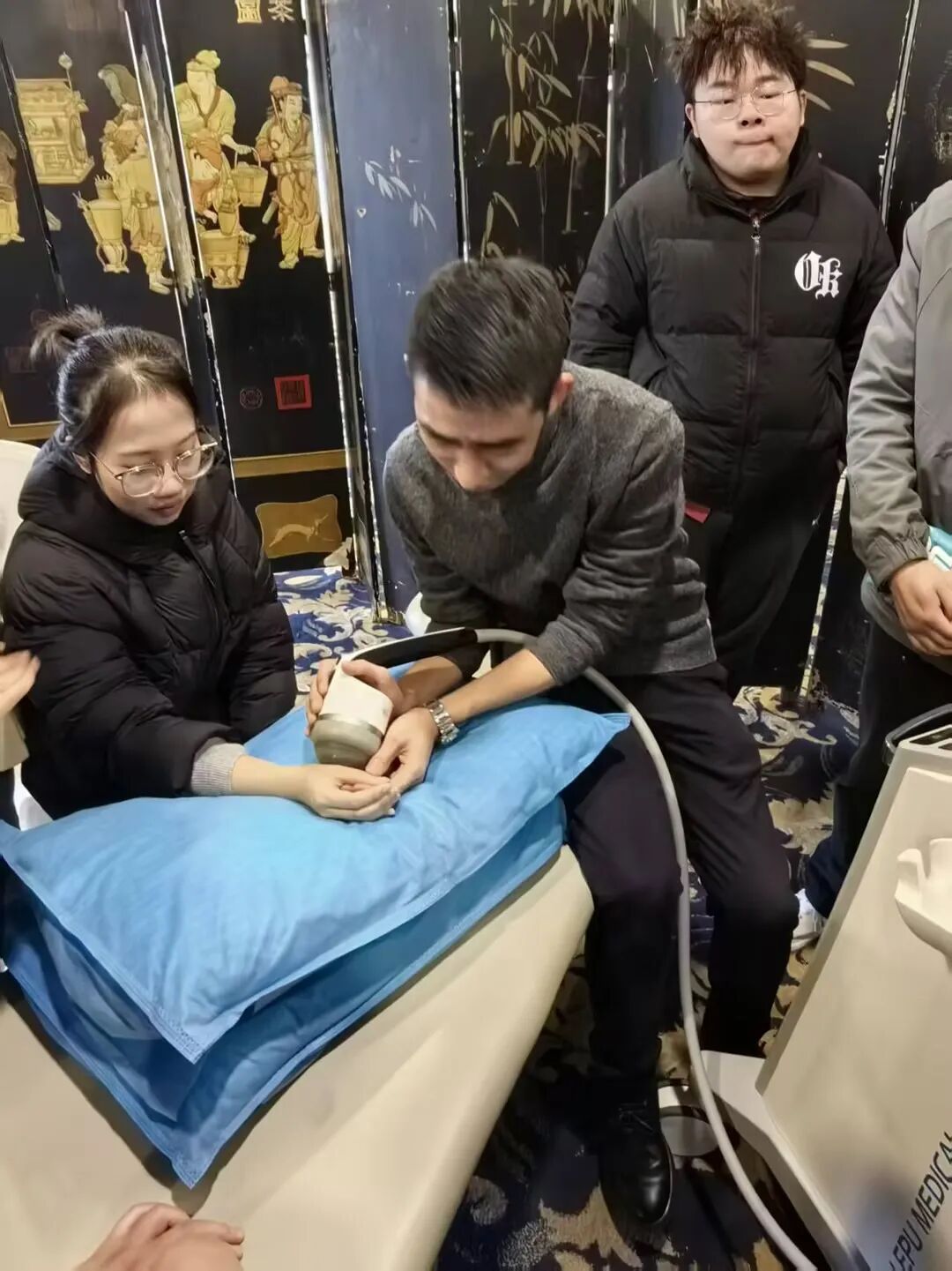 电磁式冲击波治疗仪