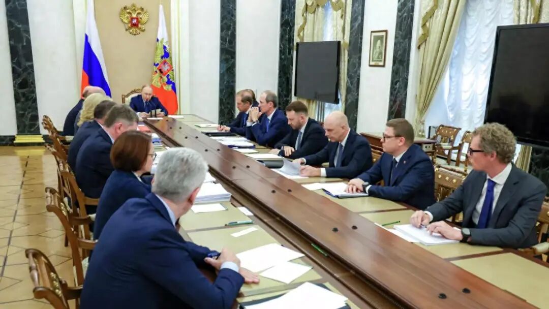 普京面无表情连问3个问题,普京会上面无表情，连问3个问题，现场的高层没有一人敢吱声