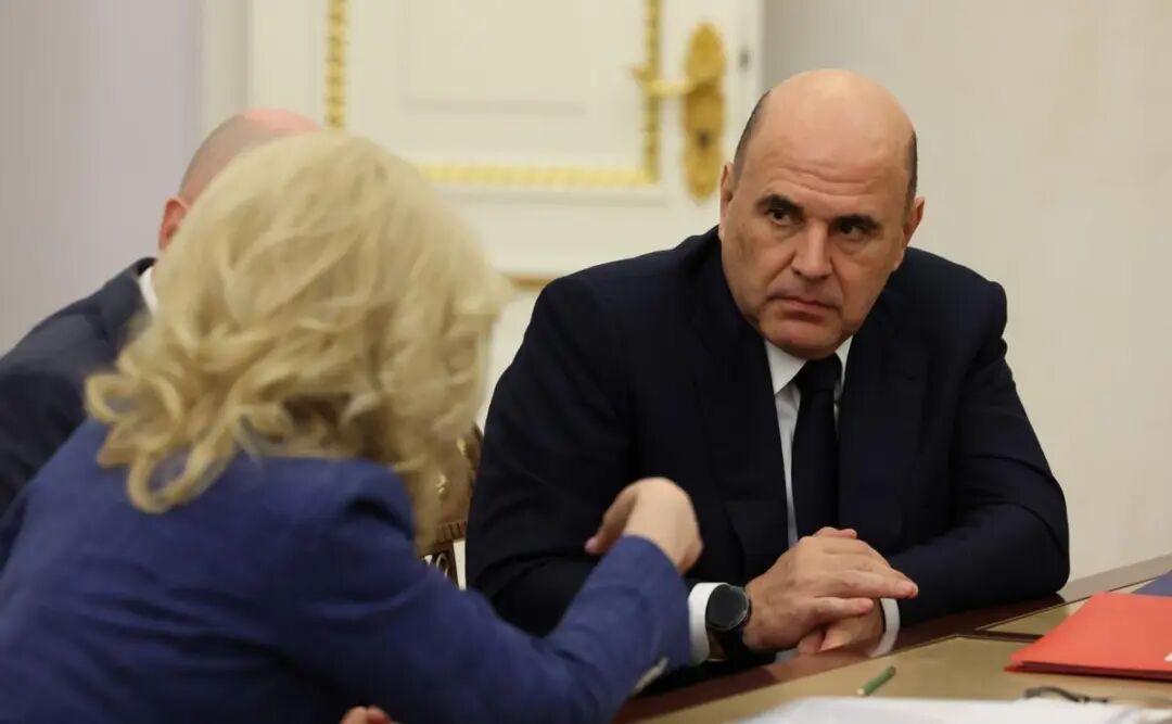 普京面无表情连问3个问题