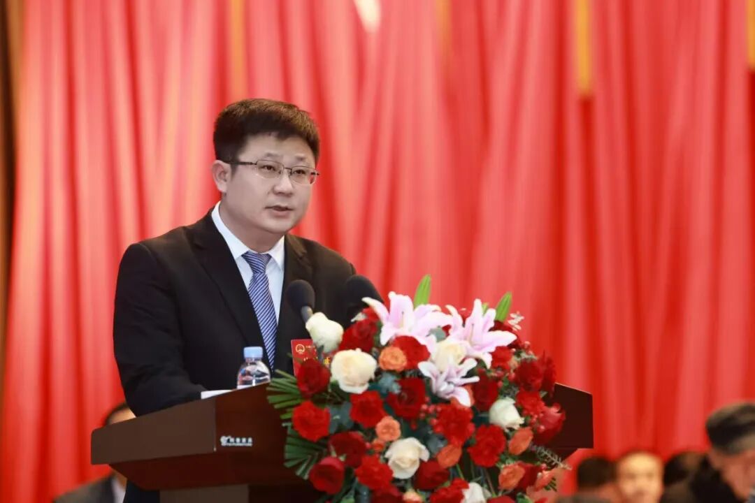 68686868在热烈的掌声中,市委副书记,市长张书基代表市人民