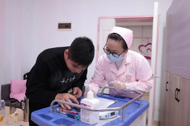 在惠东县妇幼保健院，医务人员正在指导群众办理“出生一件事”相关事项。