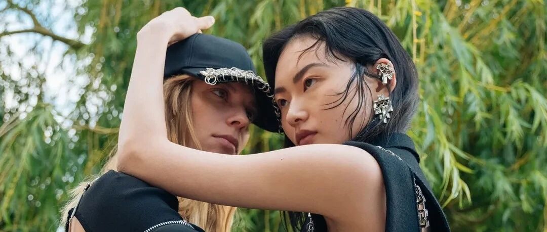 Givenchy 艺术家系列 | 在布满铁轨的巴黎火车站走秀是什么场面？