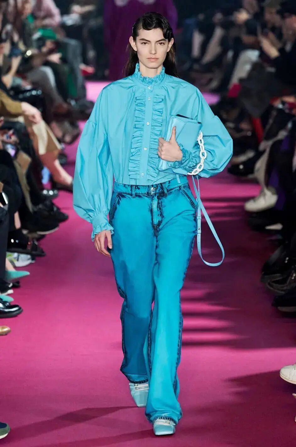 色彩趋势 | 从阴霾中散出光芒的2021春夏流行色(伦敦时装周)-友友