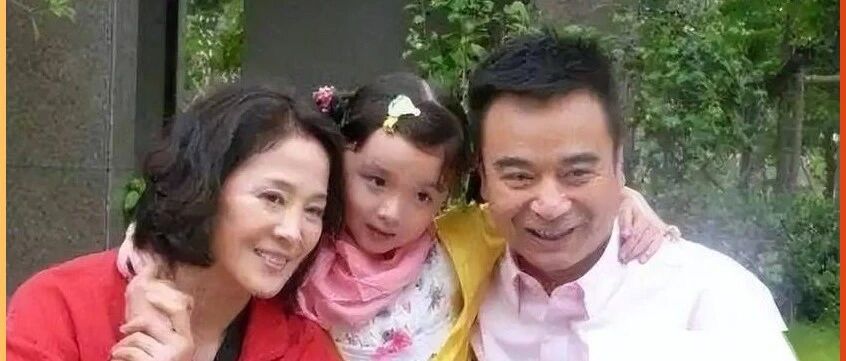 真替岳跃利的二婚老婆尴尬,自己一个富婆还要陪着他拍视频秀恩爱
