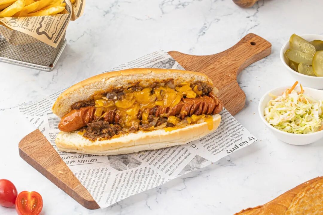 拥有百年熏肉历史的deli nyc纽约三明治,这次带来纽约肉酱芝士热狗