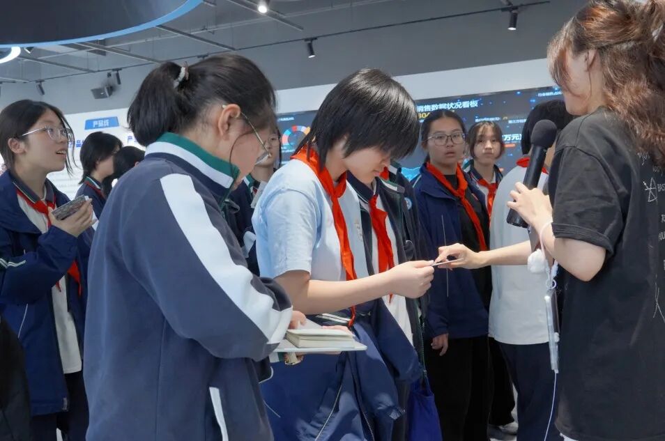 松江区茸一中学初三学子赴安谱实验开展研学活动