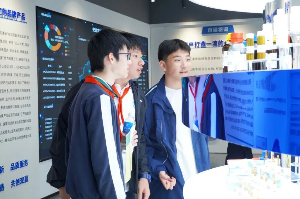 松江区茸一中学初三学子赴安谱实验开展研学活动