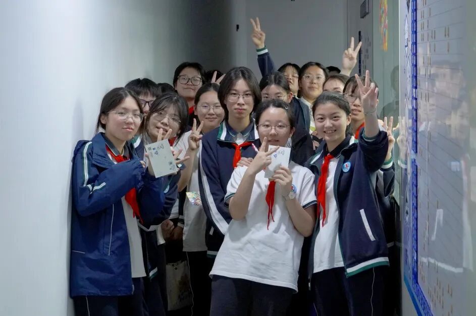 松江区茸一中学初三学子赴安谱实验开展研学活动