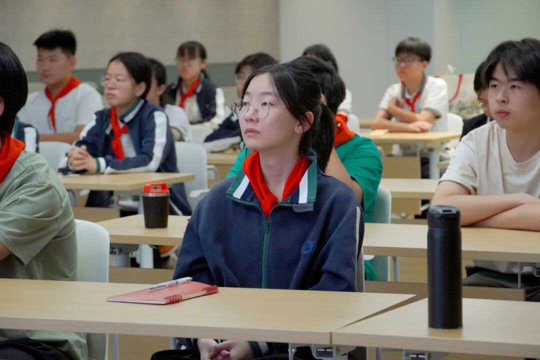 松江区茸一中学初三学子赴安谱实验开展研学活动