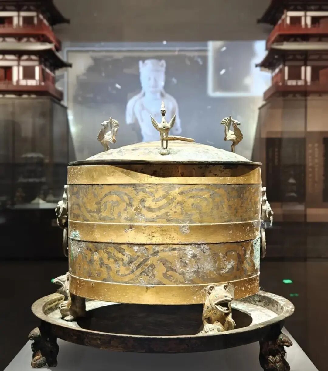 墓群出土了众多器物,包括这金银涂乘舆大爵酒樽.