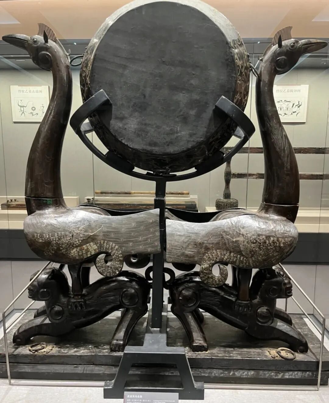 出土于荆州天星观2号楚墓的虎座鸟驾鼓,是一件镇馆之宝.