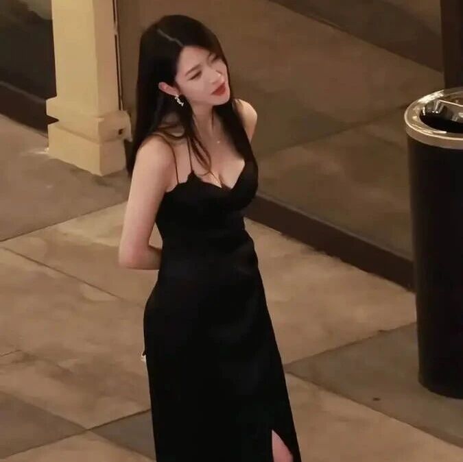 向涵之红唇妆容配黑丝绒裙风情万种,吊带开衩设计曲线曼妙.