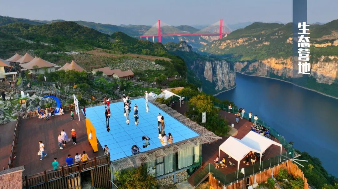 化屋村还引进了市场投资主体,开发中高端民宿,打造旅游观光线路.