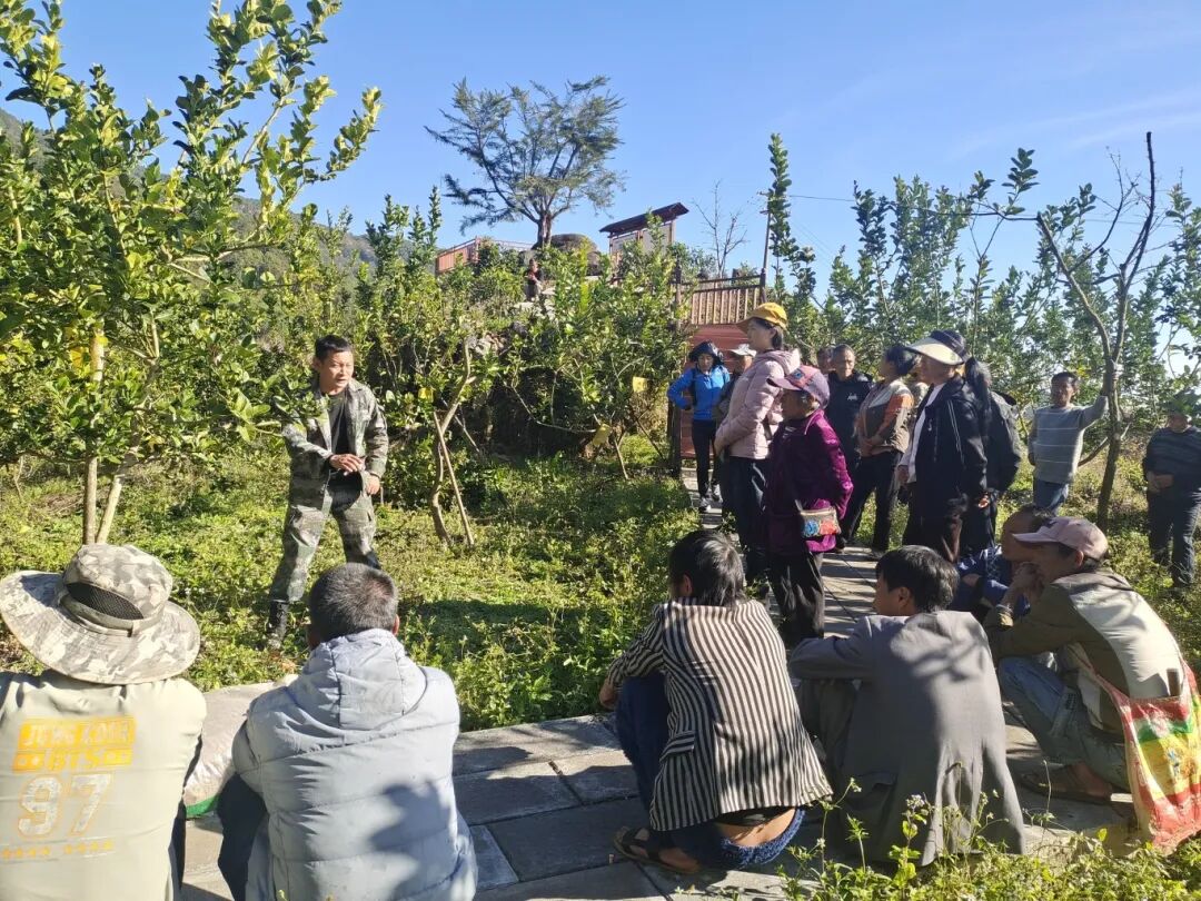2.李兴彪（中间演示）生前生活照.jpg