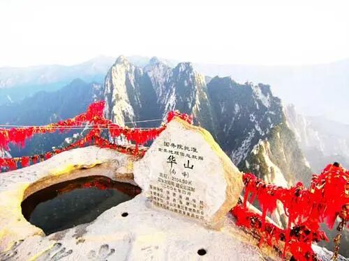 下,两边都是万丈悬崖,中途又须侧足转身故称鹞子翻身,为华山第二天险