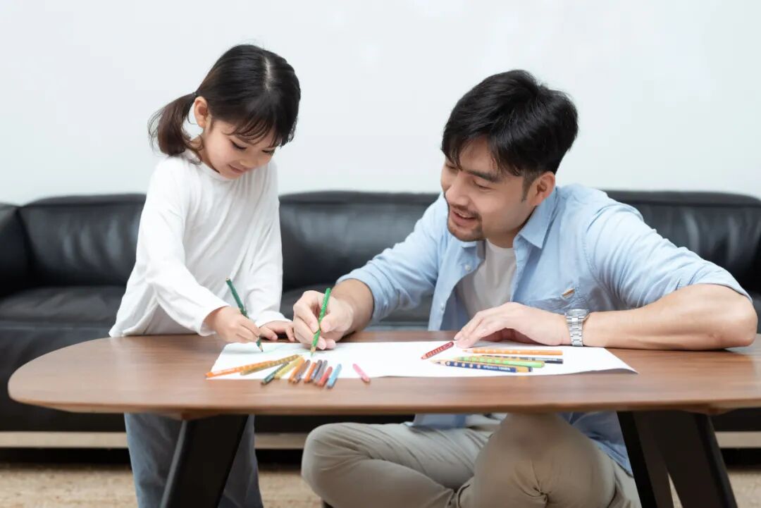 父母请“蹲下来”，与孩子相处