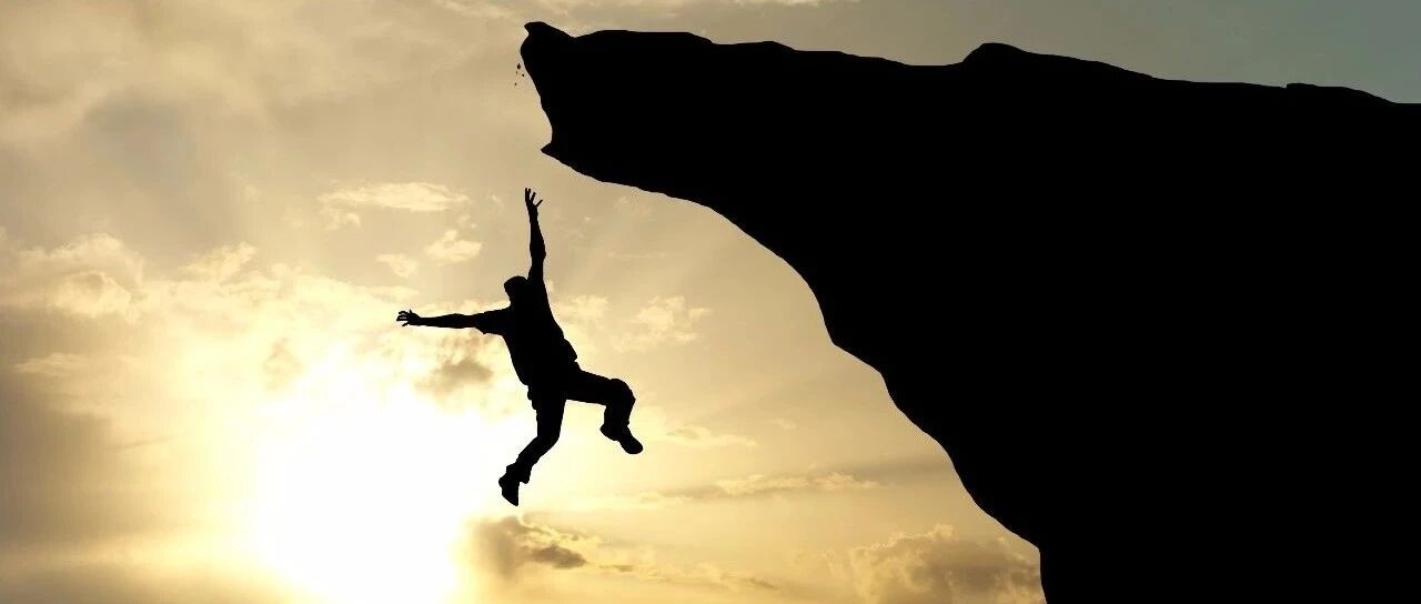 收完红包记不清是谁送的，送钱的人在包厢外排队…他调动到哪里就贪腐到哪里