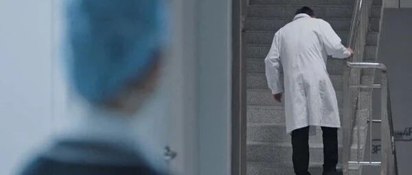 时代报告剧《在一起》开播受关注 十个故事 一份使命