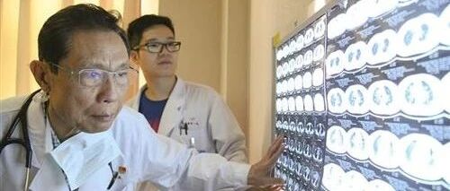 现在，钟南山依然坚持参加每周三上午的“院士大查房”和每周四下午的门诊…