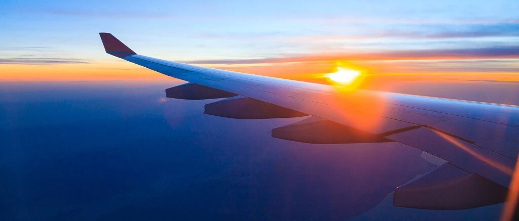 我国从120多个国家和地区追回外逃人员7831人，其中百名红通人员60人