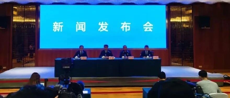 痛心！救援现场发现部分飞机残骸和遗体残骸