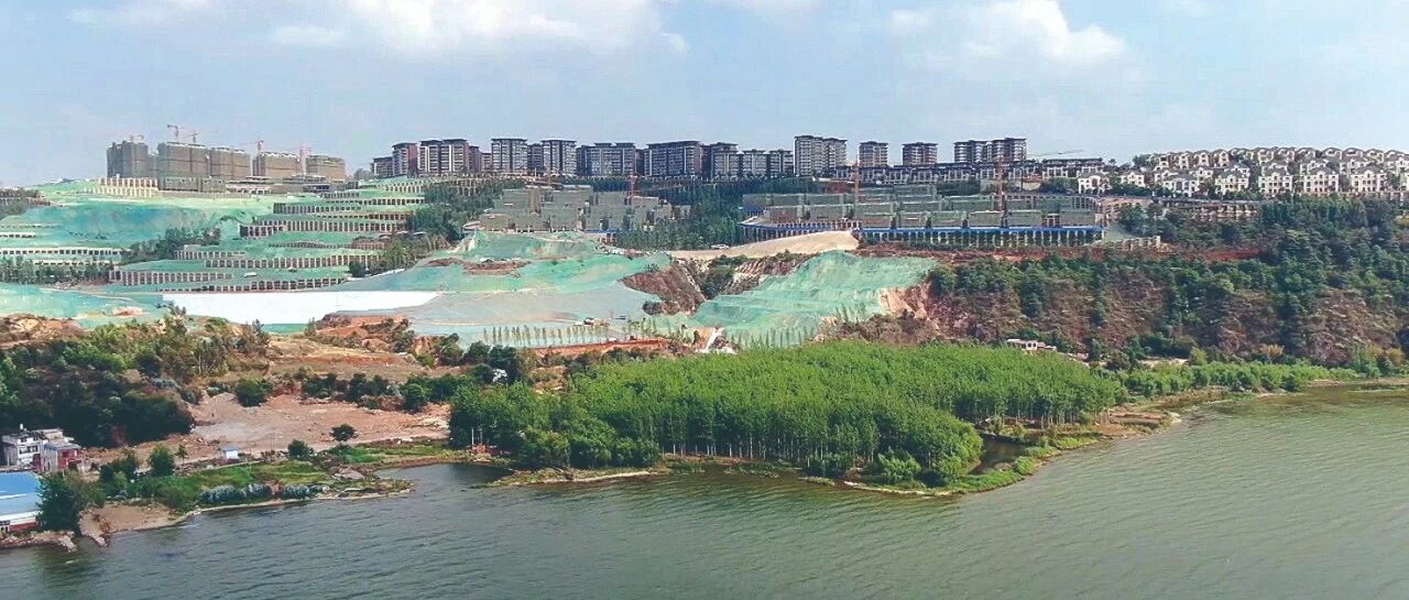 滇池的“腰”没了!长腰山成“水泥山”，保护区“长”出密密麻麻违建别墅 ……