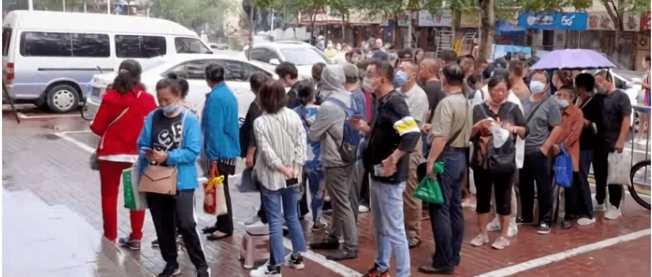 群众彻夜排队办医保，哈尔滨市医疗保障局局长、道里区副区长等人被问责的背后……