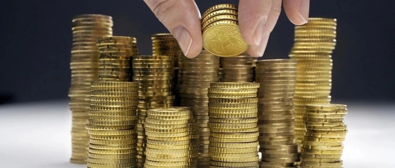 他把建筑老板当“提款机”，叫上老板逛商场，给孩子的红包要人提前准备