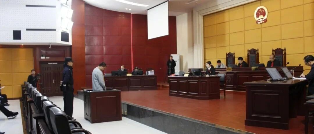 幼儿园报账员贪污200余万元，潜逃后投案能否构成自首？