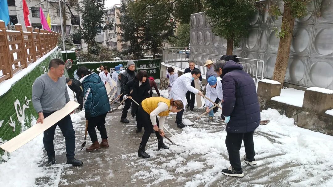 【心系患者，情暖雪天】我院干部员工铲雪除冰，为患者安全出行保驾护航