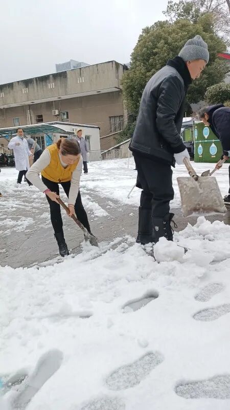【心系患者，情暖雪天】我院干部员工铲雪除冰，为患者安全出行保驾护航