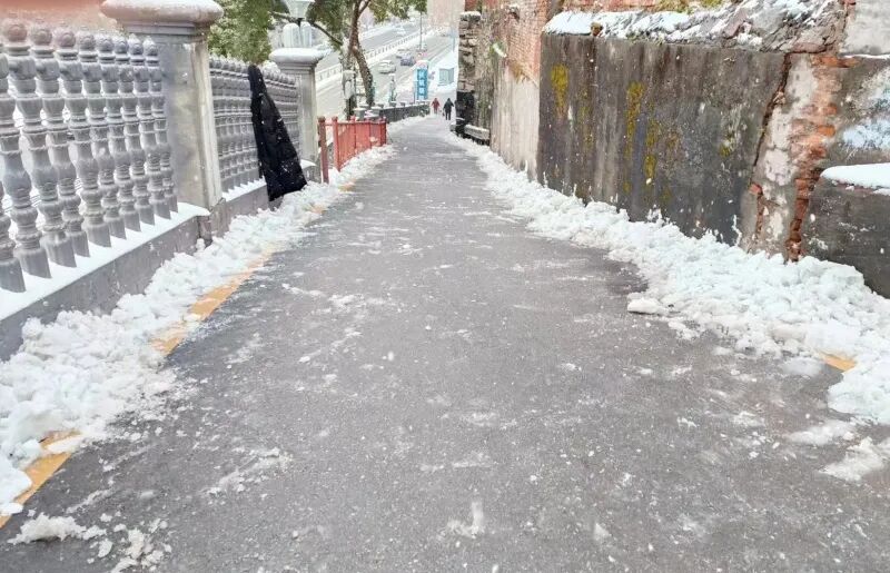 【心系患者，情暖雪天】我院干部员工铲雪除冰，为患者安全出行保驾护航