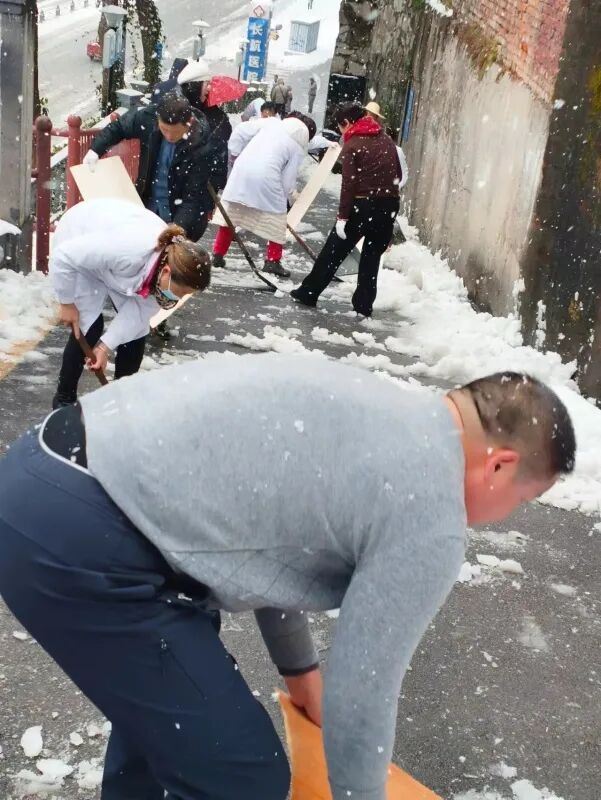 【心系患者，情暖雪天】我院干部员工铲雪除冰，为患者安全出行保驾护航
