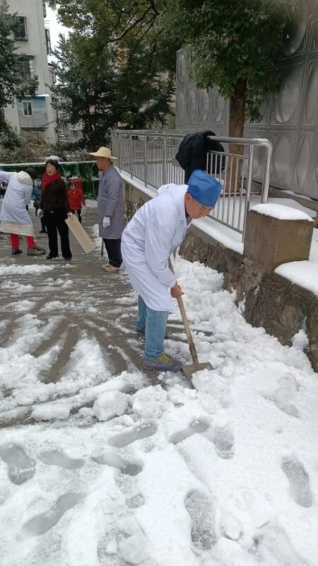 【心系患者，情暖雪天】我院干部员工铲雪除冰，为患者安全出行保驾护航