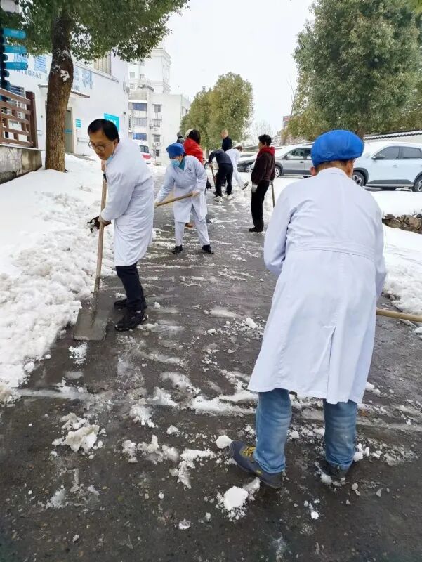 【心系患者，情暖雪天】我院干部员工铲雪除冰，为患者安全出行保驾护航