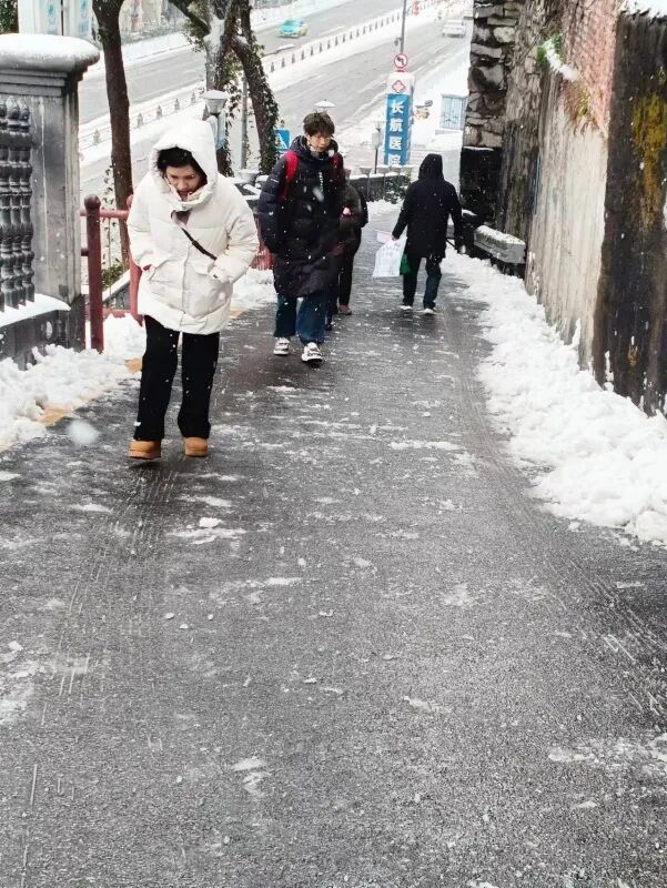 【心系患者，情暖雪天】我院干部员工铲雪除冰，为患者安全出行保驾护航