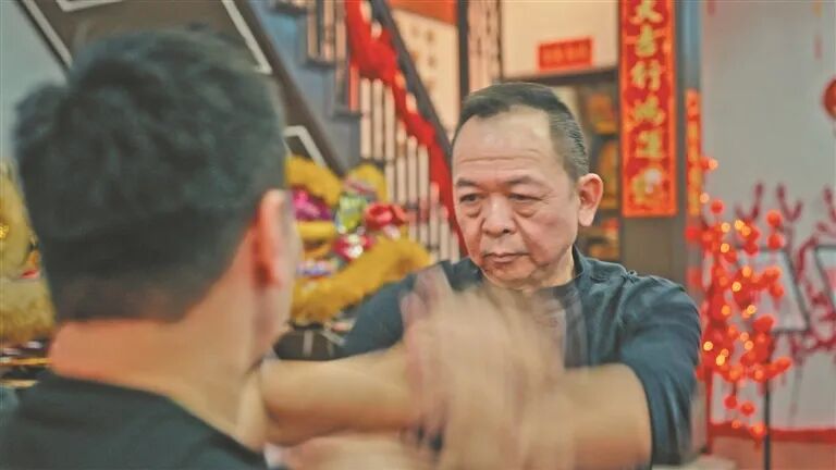 槟城咏春拳社助教卢均羽练习黐手。