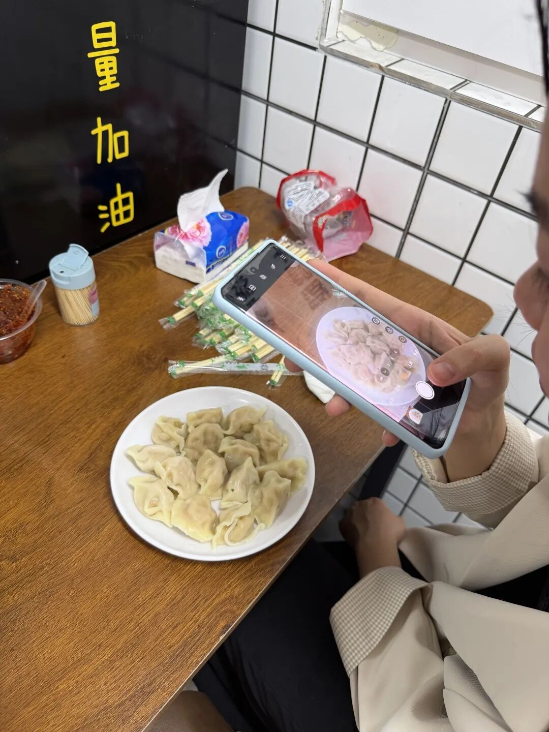 首次光顾的女顾客拍照打卡