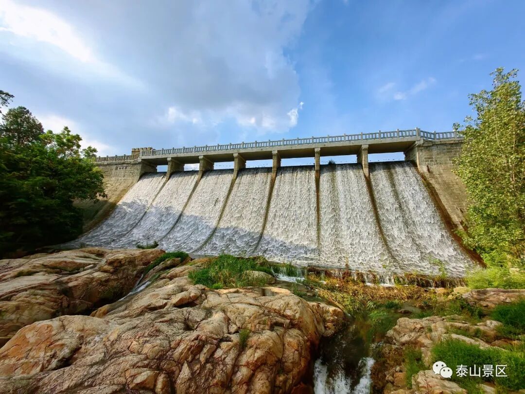 泰安>泰安民生>虎山水库大坝,横亘在溪谷中间,将上游来水拦截.