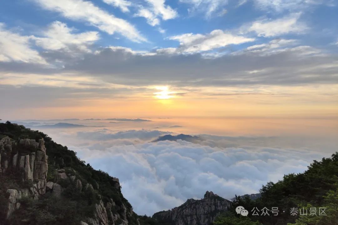 红日从云海尽头缓缓升起泰山之巅再现壮观日出云海美景日出东升神光照