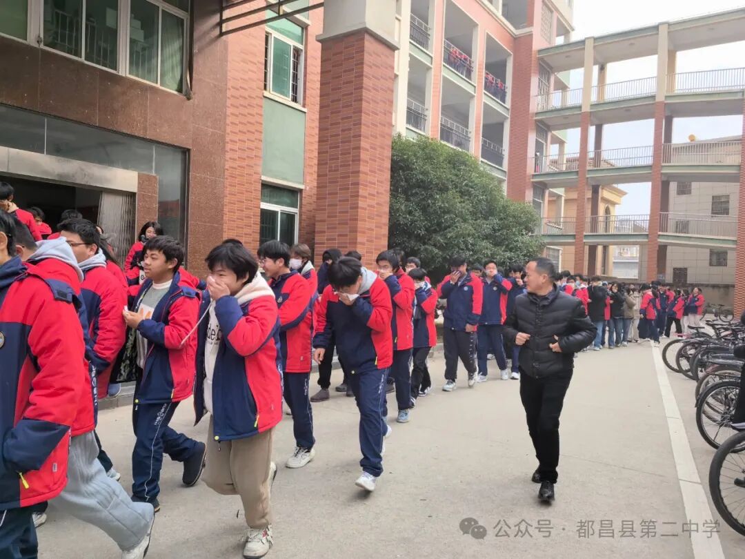 都昌二中举行消防应急疏散演练活动
