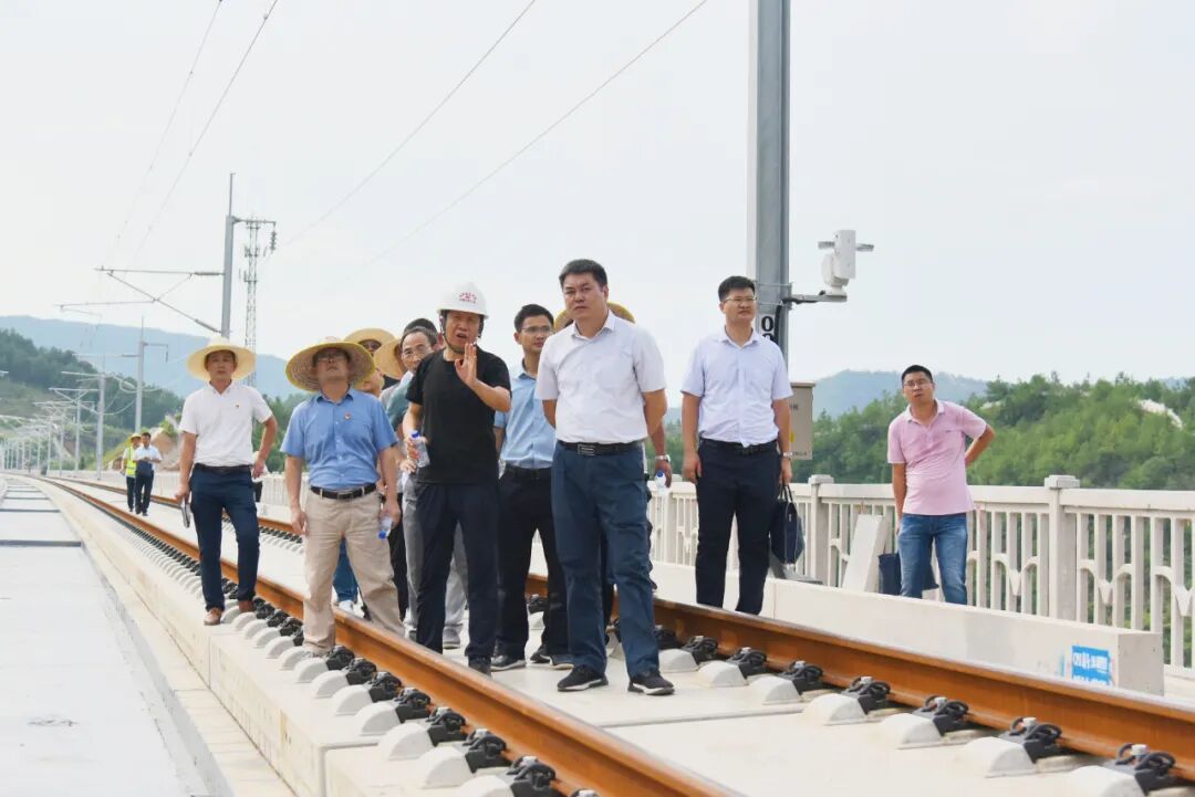 李亮生调度高铁沿线环境整治工作