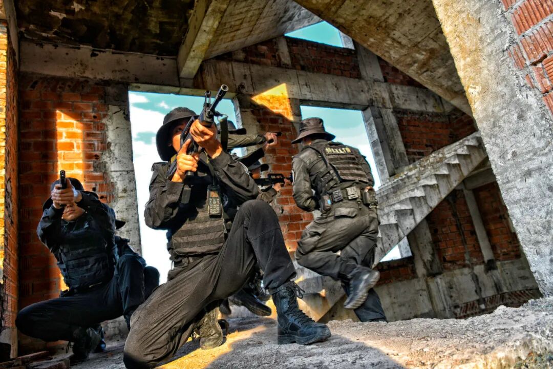 戰(zhàn)酷暑護(hù)平安 | 重慶特警開(kāi)展2024年度“礪劍淬刃”水陸兩棲專項(xiàng)訓(xùn)練